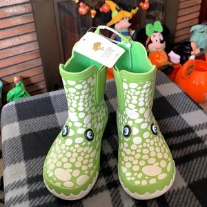 - Tucker + Tate color change T Rex rub rain boots